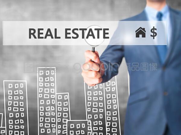 房地產經紀人按下虛擬屏幕上的按鈕。